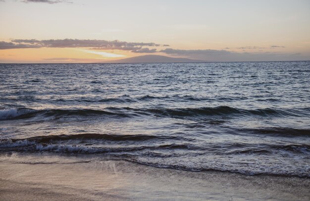 ビーチと熱帯の海。自然の海の風景の背景。