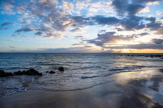 ビーチと熱帯の海の自然の海の風景の背景