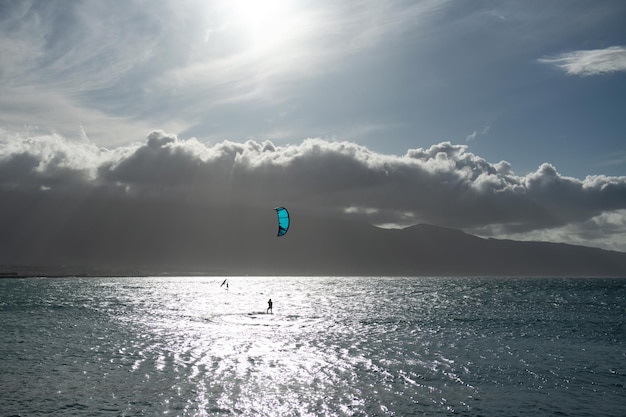 Fondo del paesaggio dell'oceano della natura del mare e della spiaggia tropicale