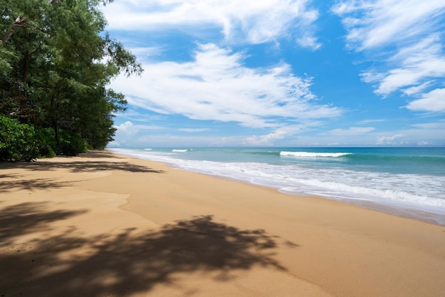 プーケット タイのビーチと熱帯の海風景夏のビーチの背景プーケット タイの海で晴れた澄んだ青い空晴れた天気の良い日に青い空と雲の美しいシーン