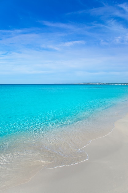 白い砂浜とターコイズ色の海水と熱帯のビーチ