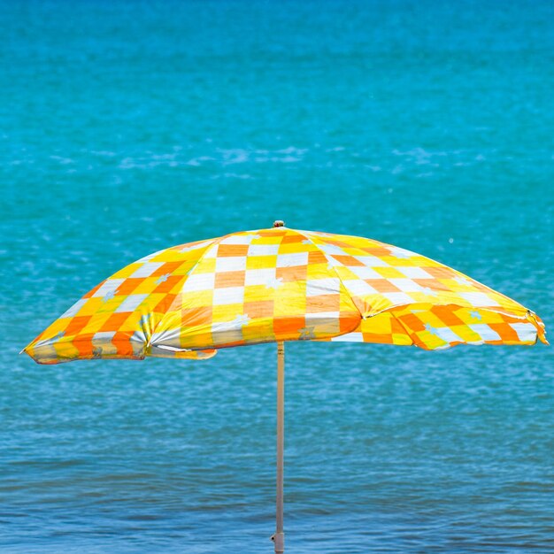 Foto ombrello da spiaggia dal sole sulla spiaggia del mar nero