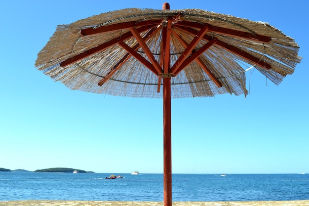 空と海のビーチパラソルと青い空に対してビーチのビーチパラソルと空の傘