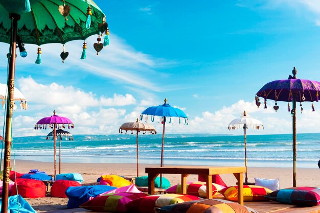 Foto ombrelli da spiaggia sul mare contro il cielo