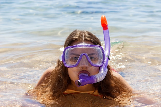 海の水で泳ぐためのマスクチューブを着てビーチバカンス楽しい女性。彼女の旅行の休日の少女のクローズアップの肖像画