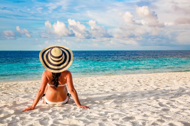 Пляжный отдых. Девушка и тропический пляж на Мальдивах.