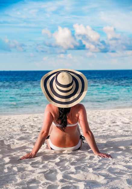 해변 휴가입니다. 몰디브에서 여자와 열 대 해변입니다.