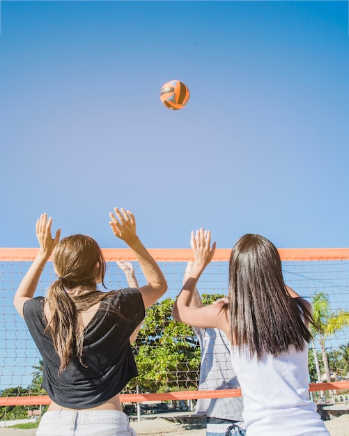 Beach volleybal scene met meiden op internet