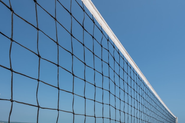Photo beach volleyball court with an ocean background. summer sport concept