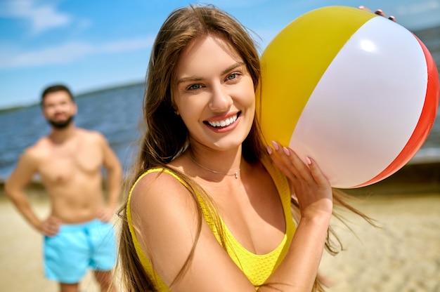 Beach volley. una famiglia che gioca a beach volley e si sente felice