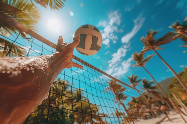 Фото Рука игрока в пляжный волейбол, тянущаяся за мячом. рука игрок в пляжной волейбол умело тянет за мяч на чистом голубом небе, захватывая энергию игры.
