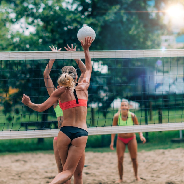 Foto giocatori di beach volleyball alla rete