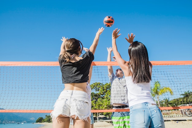 Beach volleybalscene bij het net.