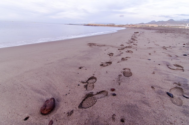 Foto spiaggia e onde all'ora dell'alba