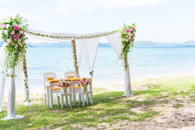 写真 右のコピースペースを持つビーチウェディングアーチ。風景と結婚式のコンセプト