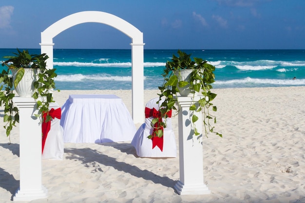 멕시코의 휴양지에서 해변 결혼식.