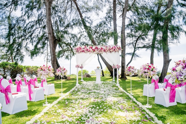 해변 결혼식 장소 아치, 분홍색, 흰색, 빨간 장미와 꽃으로 장식 된 제단