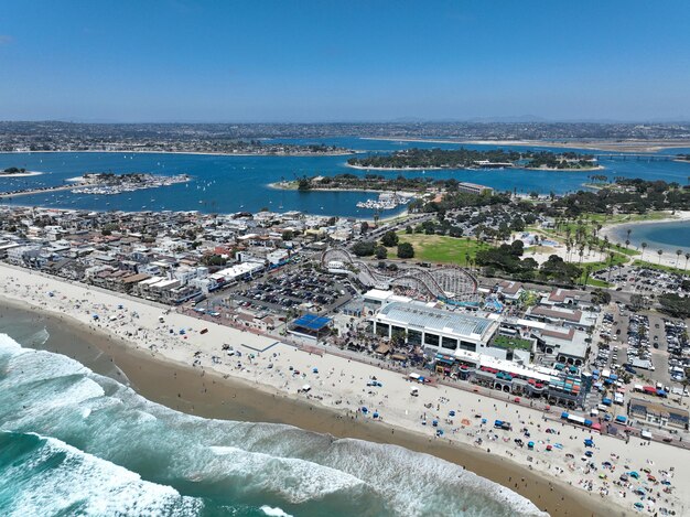 Foto una spiaggia con una spiaggia e una beach con una beach e una città sullo sfondo