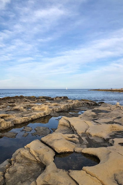 大きな岩と穏やかな海のビーチ