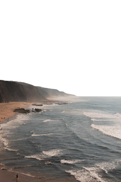 Photo a beach with a cliff on the side