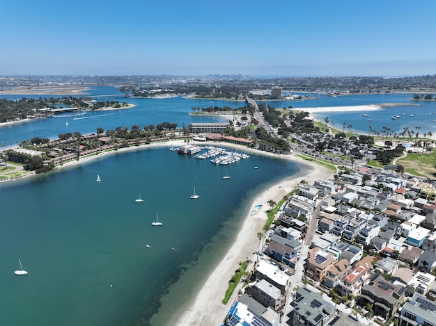 Photo a beach with a few boats and a body of water with a beach in the background