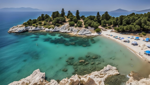 Photo a beach with a few people on it and a blue water with a beach in the background