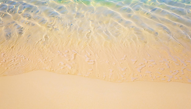 Фото Пляж с золотым песком с абстрактным и расфокусированным морем на заднем плане