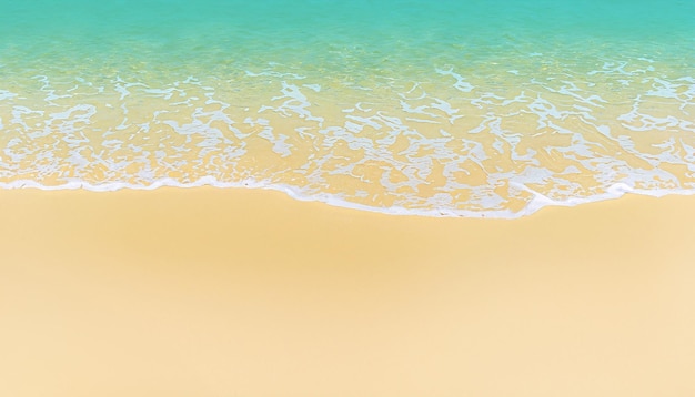 Пляж с золотым песком с абстрактным и расфокусированным морем на заднем плане