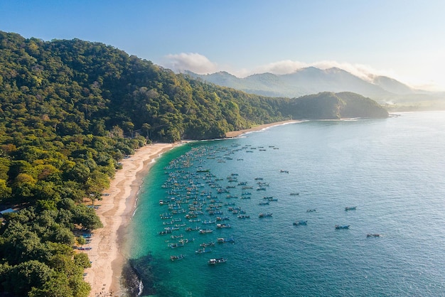 Foto una spiaggia con una montagna sullo sfondo