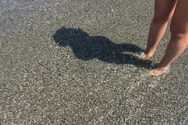 Foto spiaggia con ciottoli sulla costa del mar nero.