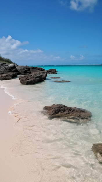 Una spiaggia con sabbia rosa e acqua blu