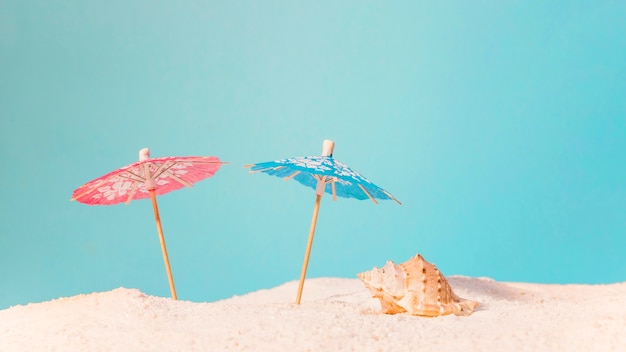 Фото Пляж с красными и синими зонтиками