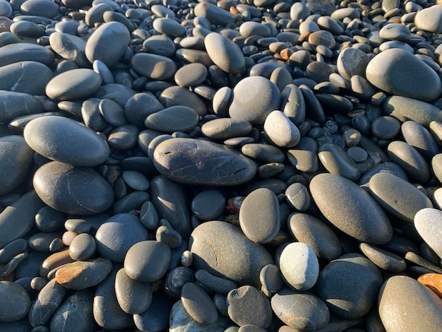 Photo a beach with rocks and a stone in the middle