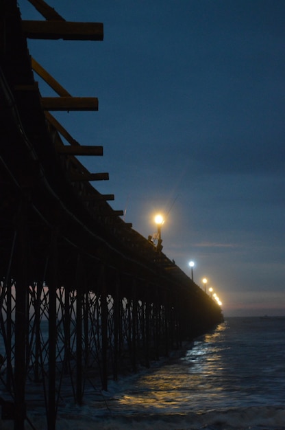 Foto spiaggia con mare e pontile