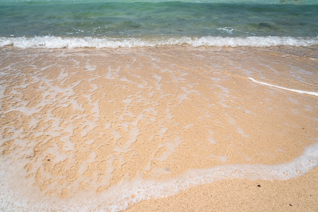 海の波があるビーチ。