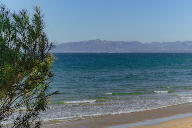 Пляж с видом на море и горы