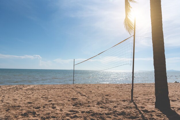 ビーチバレーボールネット。海と海のコンセプト。夏と休暇のテーマ