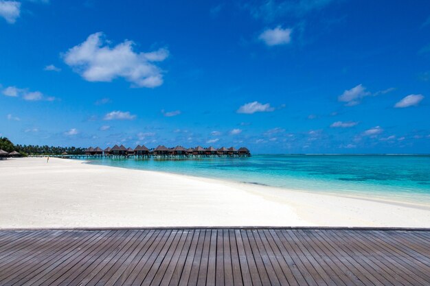 Spiaggia con bungalow sull'acqua alle maldive