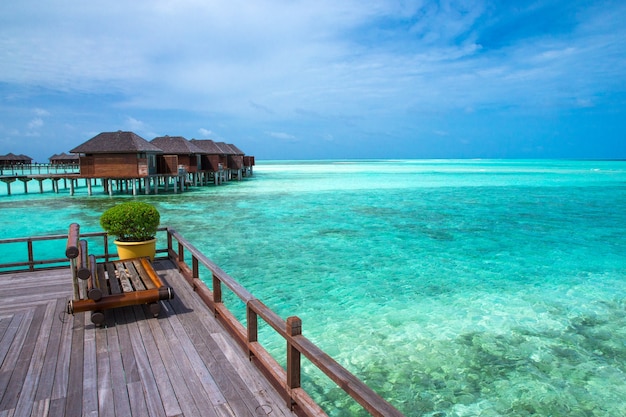 Spiaggia con bungalow sull'acqua alle maldive