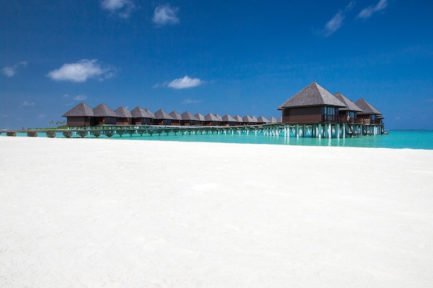 Spiaggia con bungalow sull'acqua alle maldive