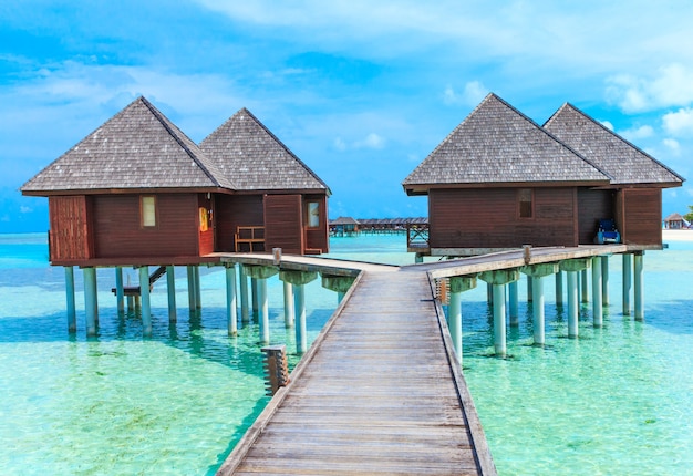 Spiaggia con bungalow sull'acqua alle maldive