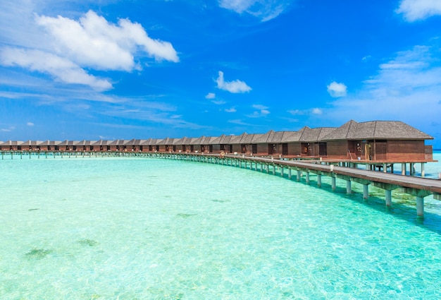 Spiaggia con bungalow sull'acqua alle maldive