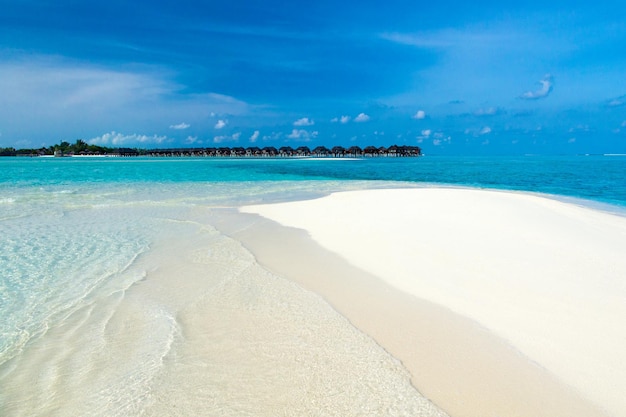 Пляж с водными бунгало на Мальдивах