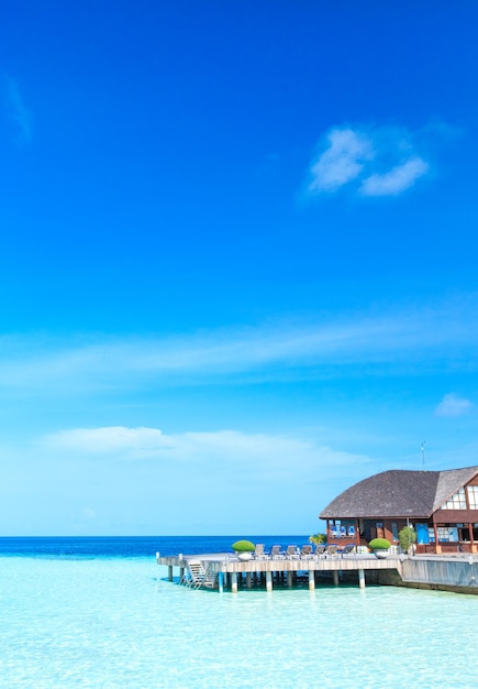 пляж с бунгало на воде Мальдивы