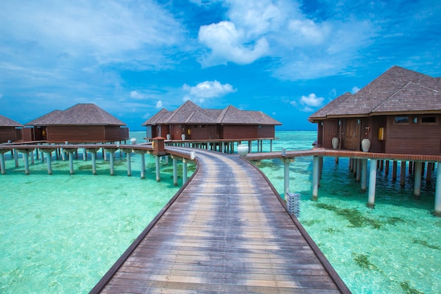 Spiaggia con bungalow sull'acqua alle maldive