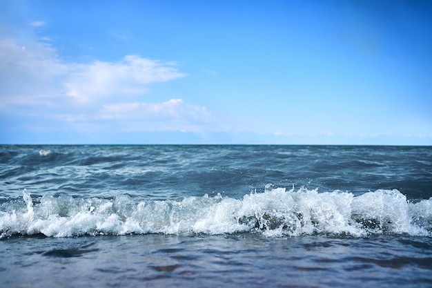 海からの波とビーチ。