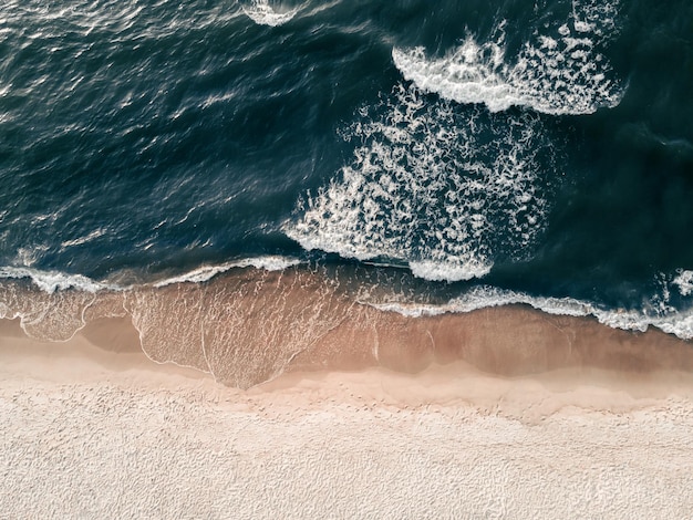 白い砂浜と青い海のビーチ 抽象的な夏の自然の背景