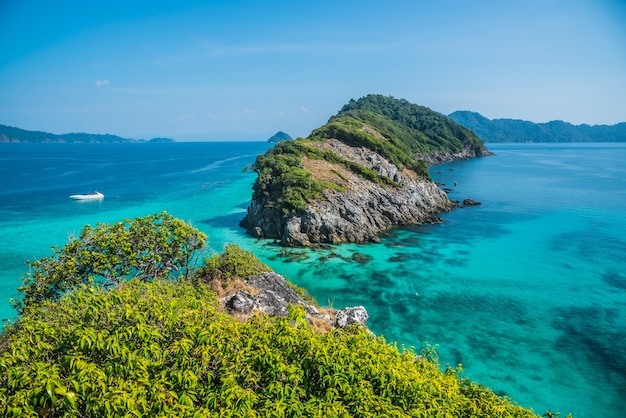 Photo the beach with white sand and blue sea at cockburn island