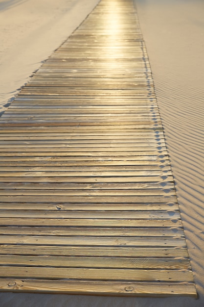 ビーチ木製の歩道と砂丘の質感