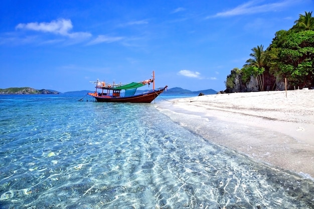 Пляжи тропического моря с лодками и красивым небом.